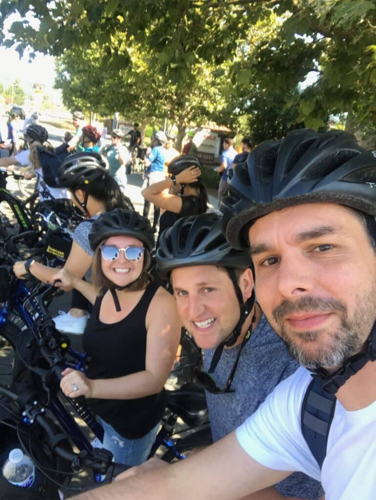 FormAssembly团队成员收集的照片在一个自行车之旅索诺玛在2019年公司聚会。